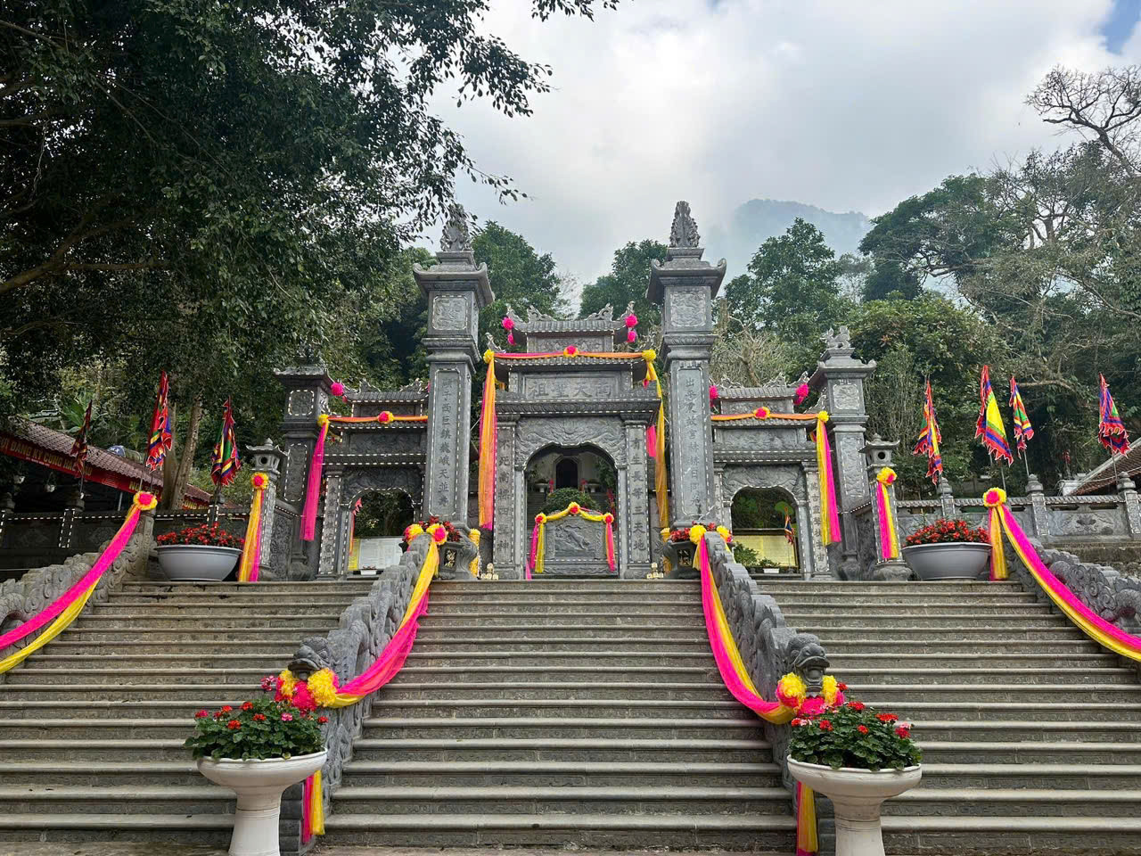 Tục thờ Tản Viên Sơn Thánh mang ý nghĩa hướng về cội nguồn, hàm chứa giá trị giáo dục truyền thống “Uống nước nhớ nguồn”...