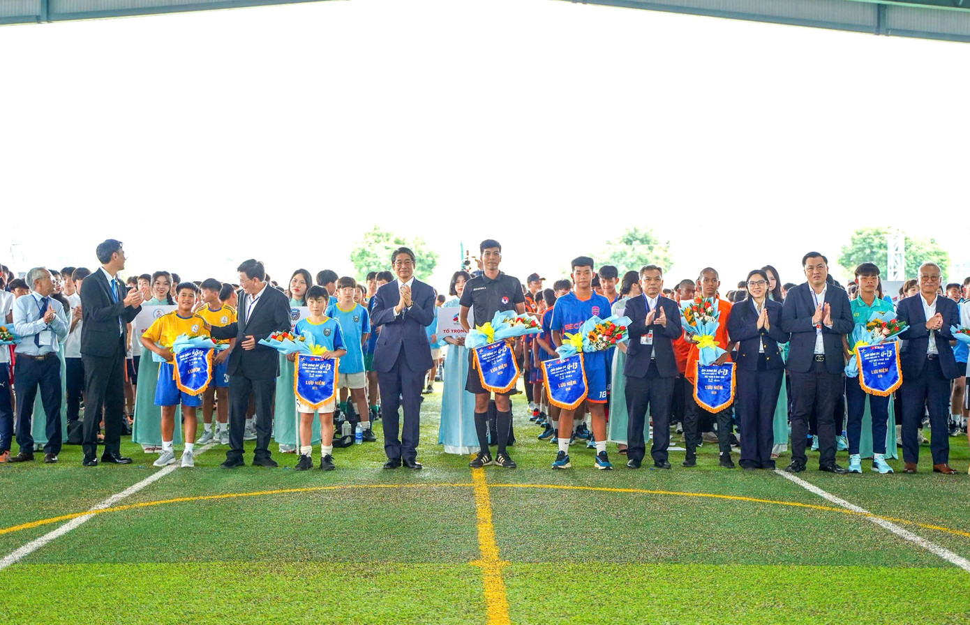 Các đại biểu tặng hoa chúc mừng các đội bóng Các đại biểu tặng hoa chúc mừng các đội bóng