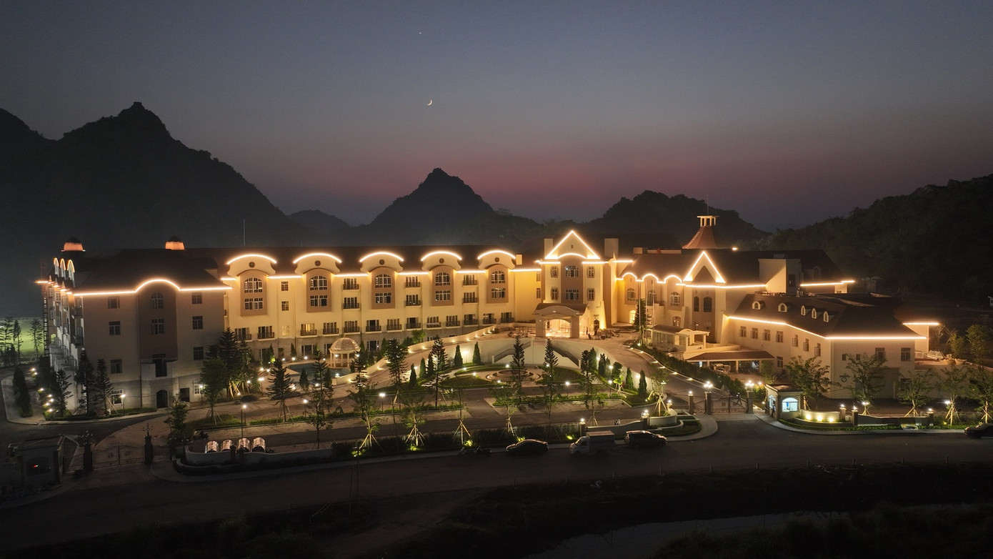 Khách sạn cao cấp Legend Valley Hotel nằm trong khu phức hợp thể thao và du lịch Legend Valley Country Club lung linh huyền ảo hòa quyện với phong cảnh tuyệt đẹp của vùng đất Hà Nam