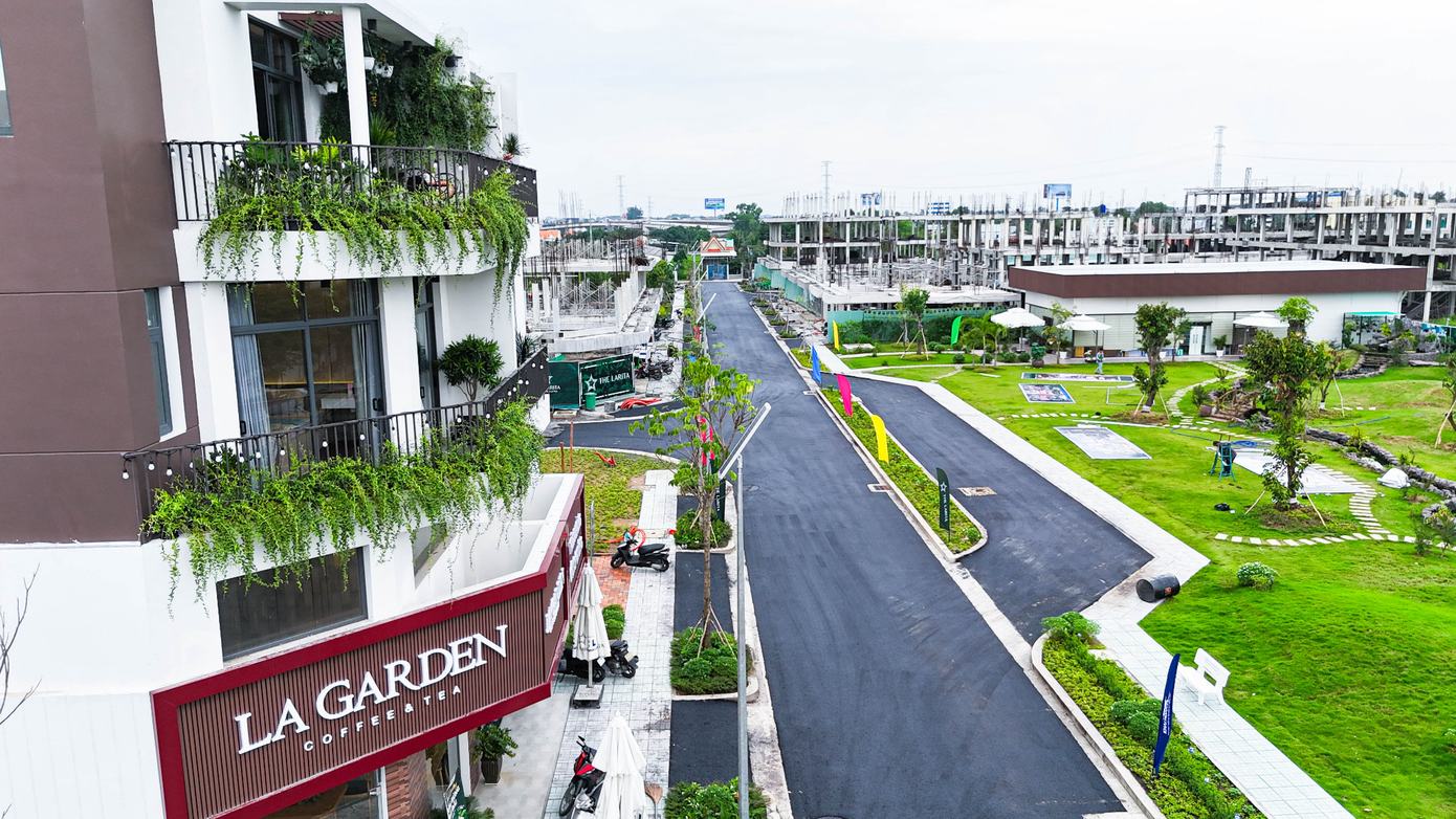 Đường nội khu The Larita đã được trải nhựa cùng cây xanh bao phủ khuôn viên