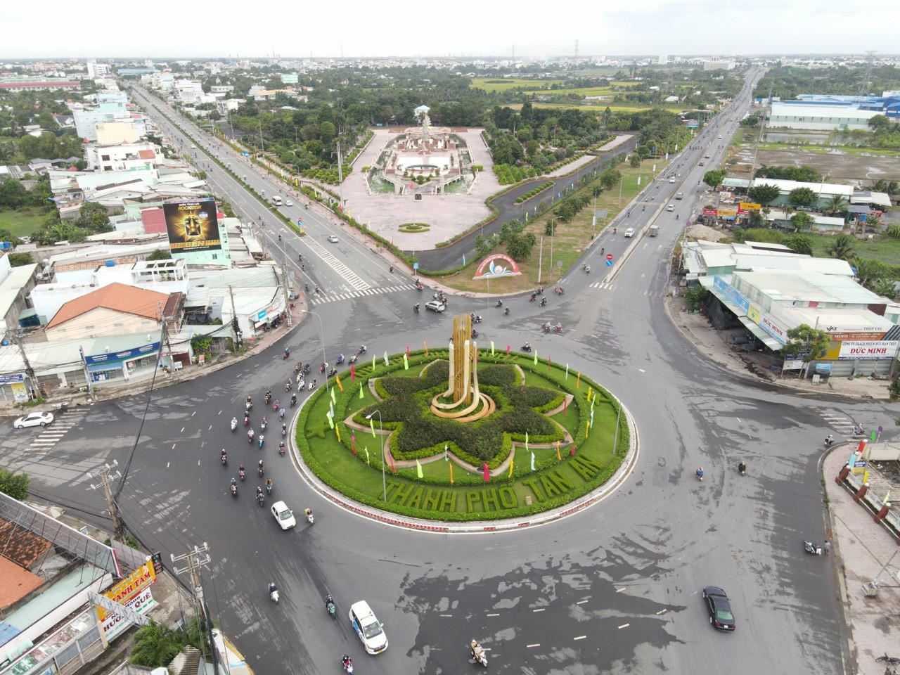 Khu Tượng đài Long An “Trung dũng kiên cường- Toàn dân đánh giặc”.
