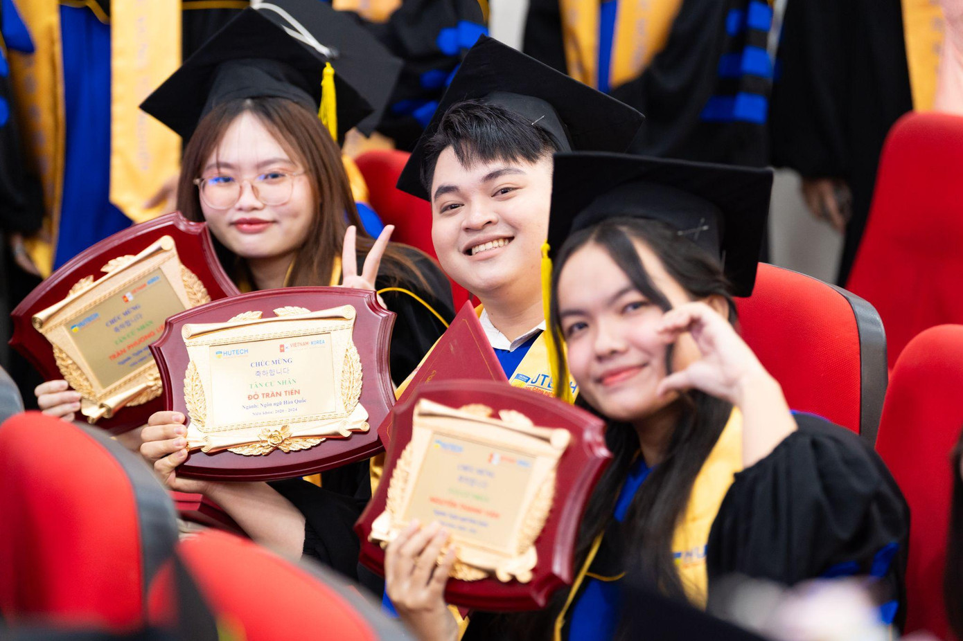 Các tân khoa rạng rỡ trong ngày tốt nghiệp Các tân khoa rạng rỡ trong ngày tốt nghiệp