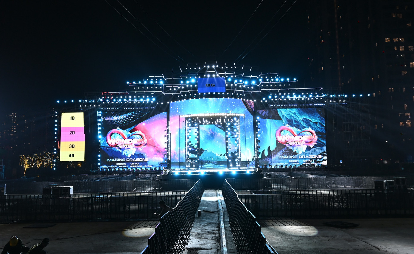 Tối 6/12, sân khấu 8WONDER Winter chủ đề “Unwrap The Wonder Winterland” đã bước vào khâu hoàn thiện cuối cùng, hiện lên với thiết kế tựa hộp quà Giáng sinh khổng lồ đa lớp, sẵn sàng mở ra những trải nghiệm diệu kỳ có 1-0-2 tại Sài Thành. Hình ảnh sân khấu được hé lộ cho thấy quy mô hoành tráng bậc nhất từ trước đến nay.