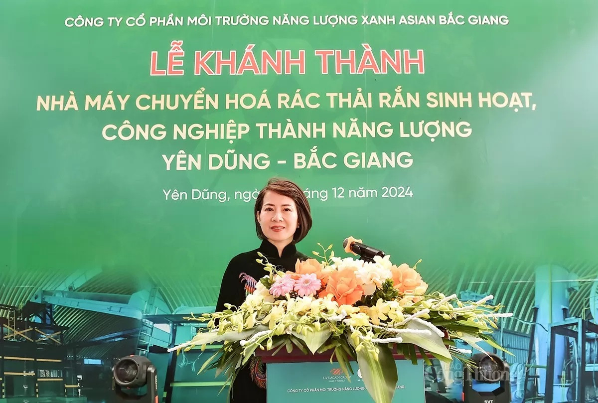 Bà Nguyễn Thị Phương Liên – Giám đốc điều hành Công ty CP môi trường năng lượng xanh ASIAN phát biểu tại lễ khánh thành nhà máy. Ảnh: H.H