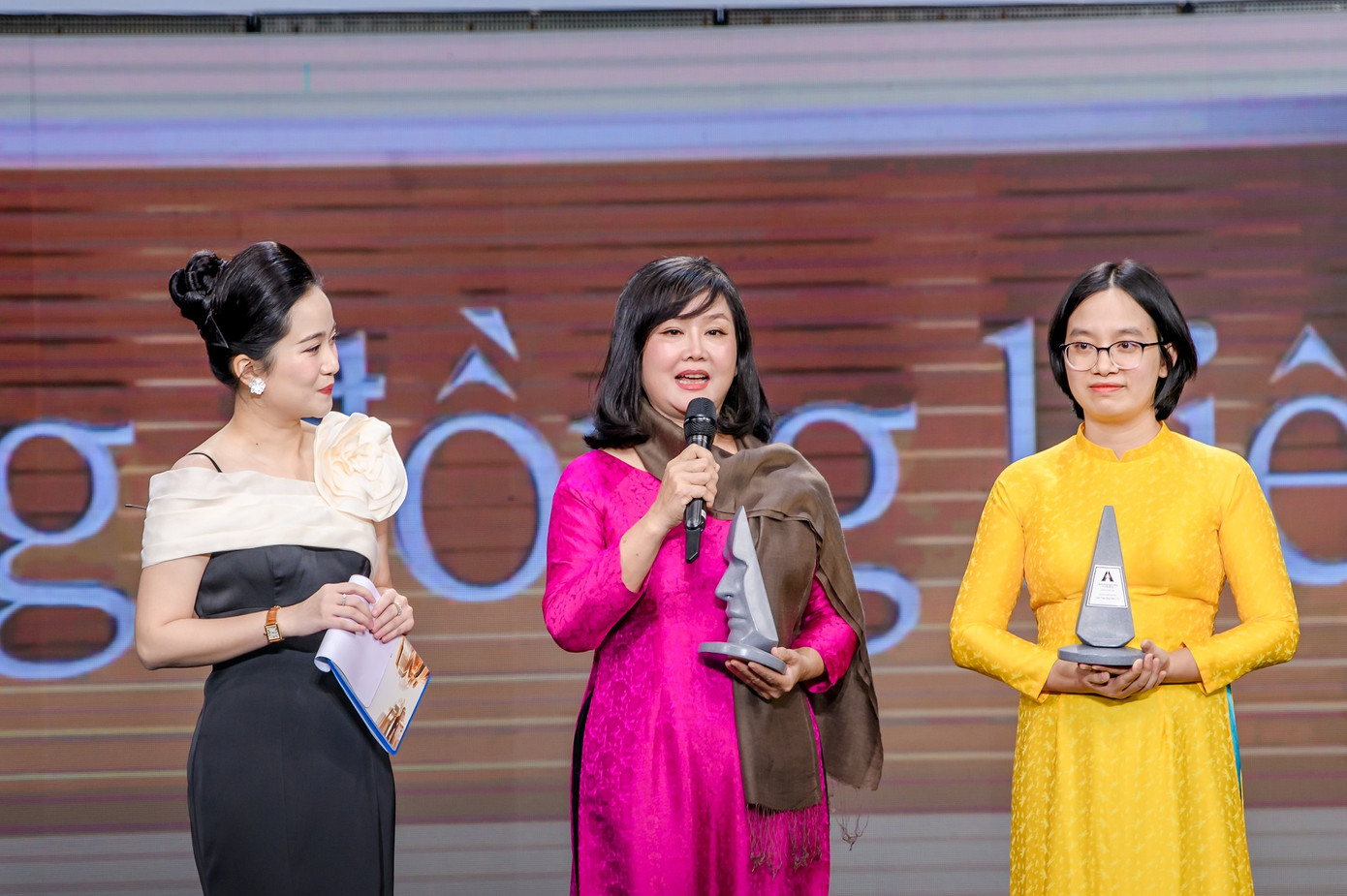 Chị Lê Kim Dung (áo vàng) - Uỷ viên Hội đồng quản lý Quỹ, đại diện Quỹ học bổng “Thắp Sáng Niềm Tin” nhận giải trong hạng mục Dự án truyền cảm hứng