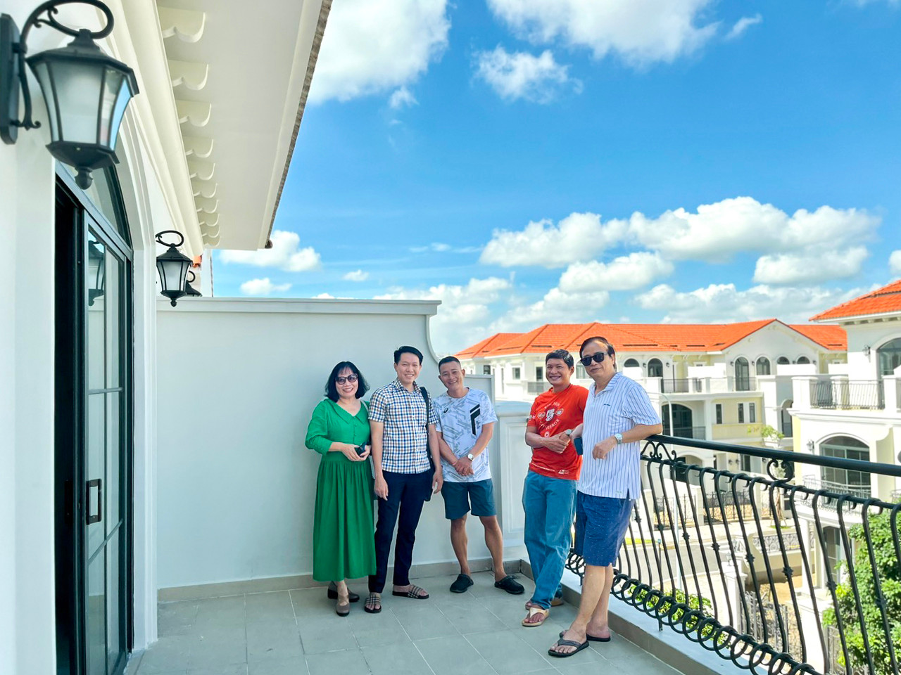 Gia đình chị Thanh Vân bày tỏ sự hài lòng khi nhận bàn giao nhà và nhanh chóng lên kế hoạch hoàn thiện nội thất để an cư