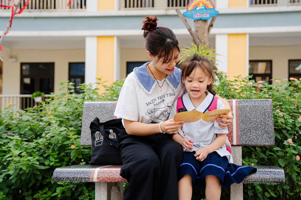 Các em nhỏ bày tỏ tâm tư và tặng bánh cho mẹ thông qua “Căn phòng trao gửi yêu thương”