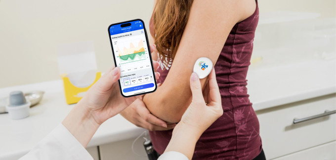 Kiểm tra đường huyết với thiết bị theo dõi đường huyết liên tục 3P. Ảnh: FPT Kiểm tra đường huyết với thiết bị theo dõi đường huyết liên tục 3P. Ảnh: FPT