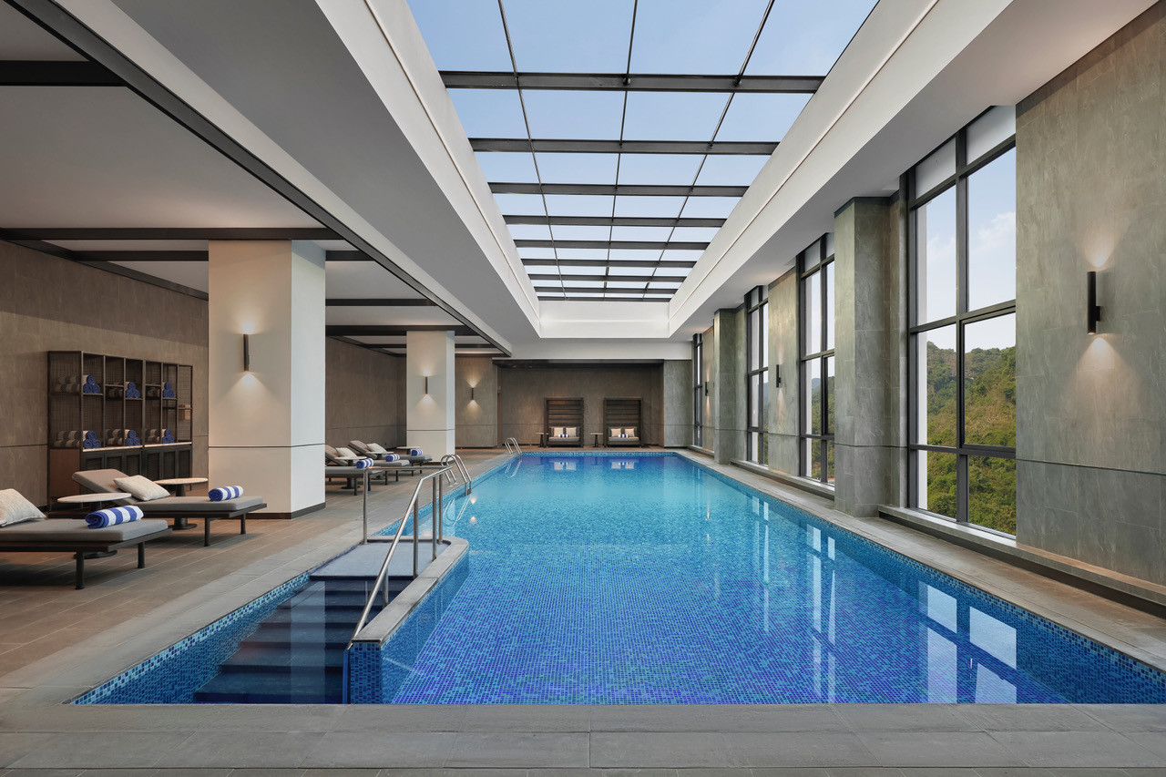Khách sạn có các tiện nghi giải trí đặc biệt bao gồm hồ bơi trong nhà lớn