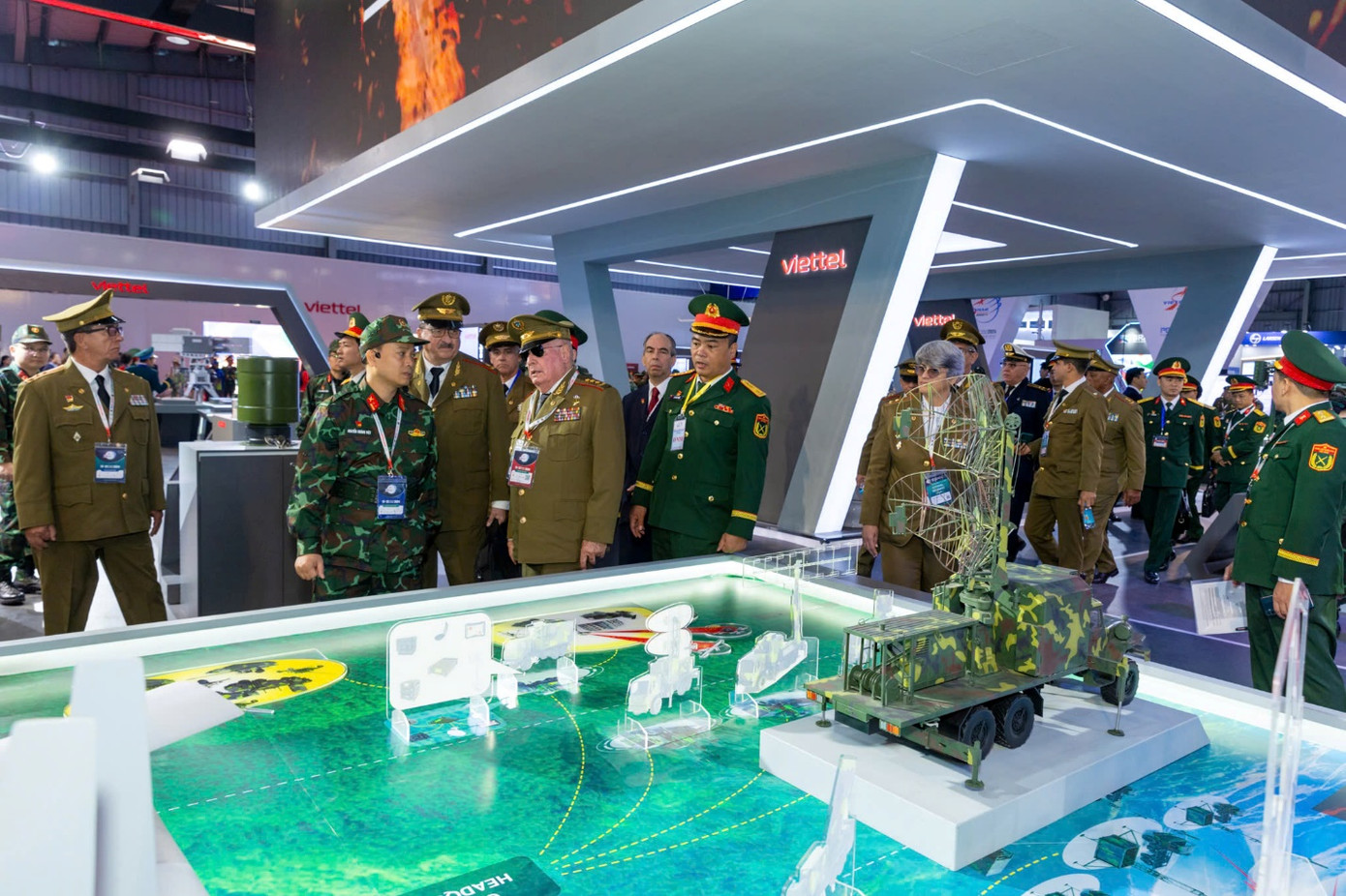 Mô hình hệ thống radar tại gian hàng của Viettel. Ảnh: Trần Nam.