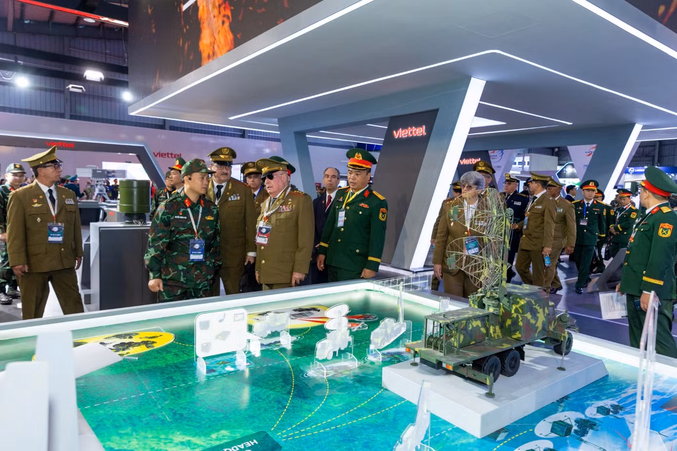 Mô hình hệ thống radar tại gian hàng của Viettel. Ảnh: Trần Nam.