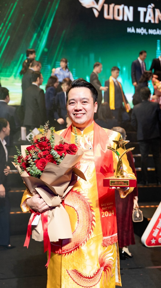 Ông Nguyễn Duy Chính - Tổng Giám đốc Tập đoàn Tân Á Đại Thành với kỷ niệm chương Top 10 Sao Vàng đất Việt 2024 Ông Nguyễn Duy Chính - Tổng Giám đốc Tập đoàn Tân Á Đại Thành với kỷ niệm chương Top 10 Sao Vàng đất Việt 2024