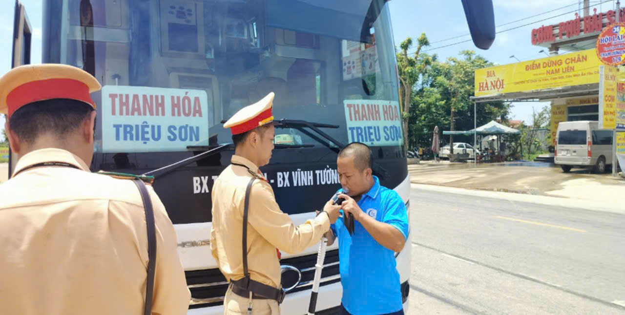 Lực lượng công an kiểm tra nồng độ chủ phương tiện tham gia giao thông. Lực lượng công an kiểm tra nồng độ chủ phương tiện tham gia giao thông.