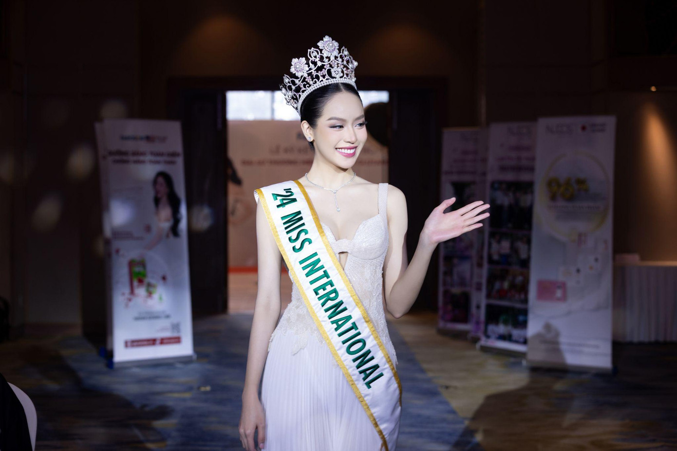 Đại sứ Thanh Thủy tỏa sáng tại buổi họp báo