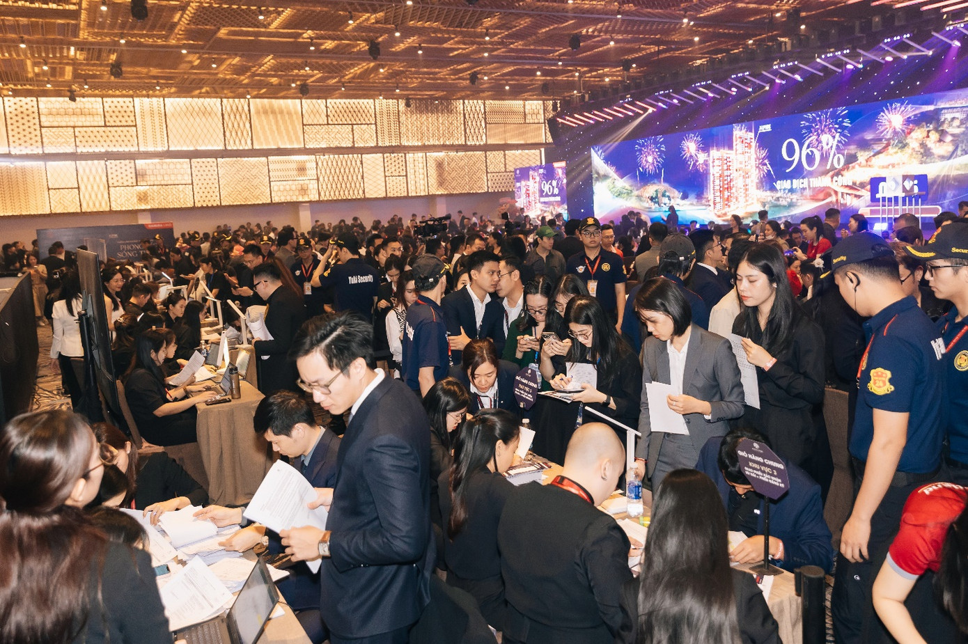 Hàng ngàn khách hàng và đại lý tranh nhau đặt mua tại sự kiện triển lãm ra mắt tháp Alpine &amp; Forest vào ngày 1/12 vừa qua