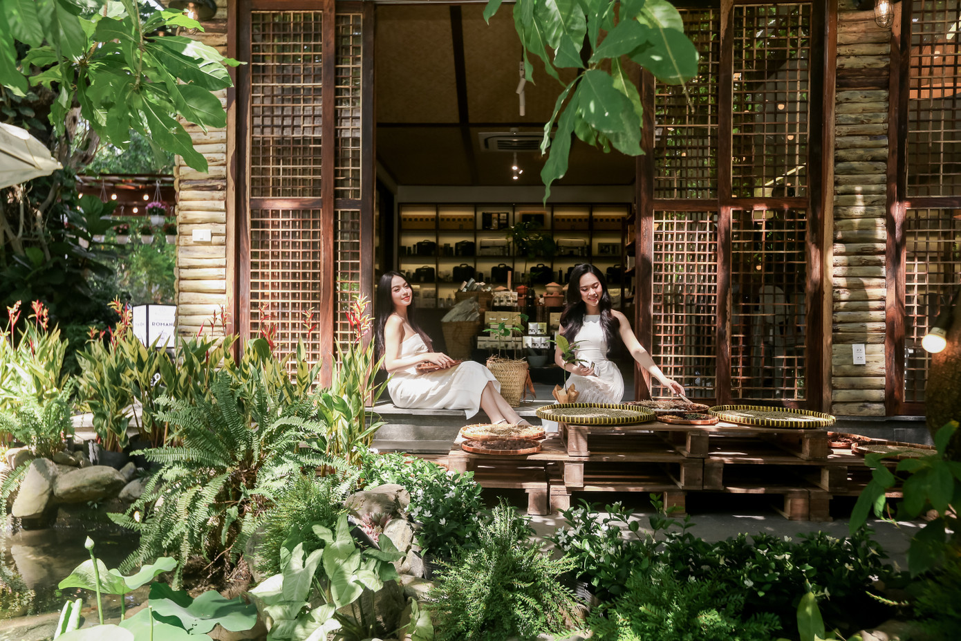 Thế giới cà phê Trung Nguyên Legend (07 Nguyễn Văn Chiêm, quận 1, TP. HCM) là nơi Á hậu Miss USA Chhavi Verg có những trải nghiệm, học hỏi “rất nhiều về văn hóa”, “lịch sử” cà phê.