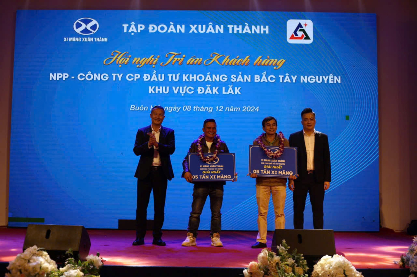 Hai khách hàng may mắn trúng giải Nhất Hai khách hàng may mắn trúng giải Nhất