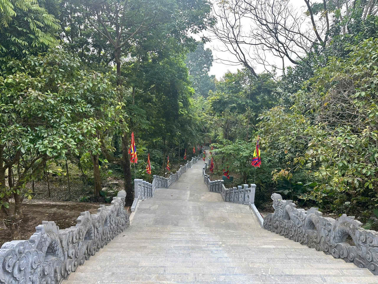 Cảnh quan đi lên đền Trung được trang hoàng sạch sẽ và tôn nghiêm.