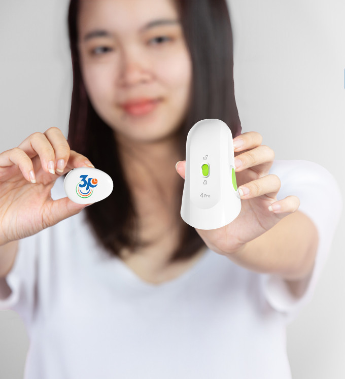Bộ theo dõi đường huyết liên tục 3P gồm thiết bị truyền dữ liệu và thiết bị gắn cảm biến Ảnh: FPT Bộ theo dõi đường huyết liên tục 3P gồm thiết bị truyền dữ liệu và thiết bị gắn cảm biến Ảnh: FPT