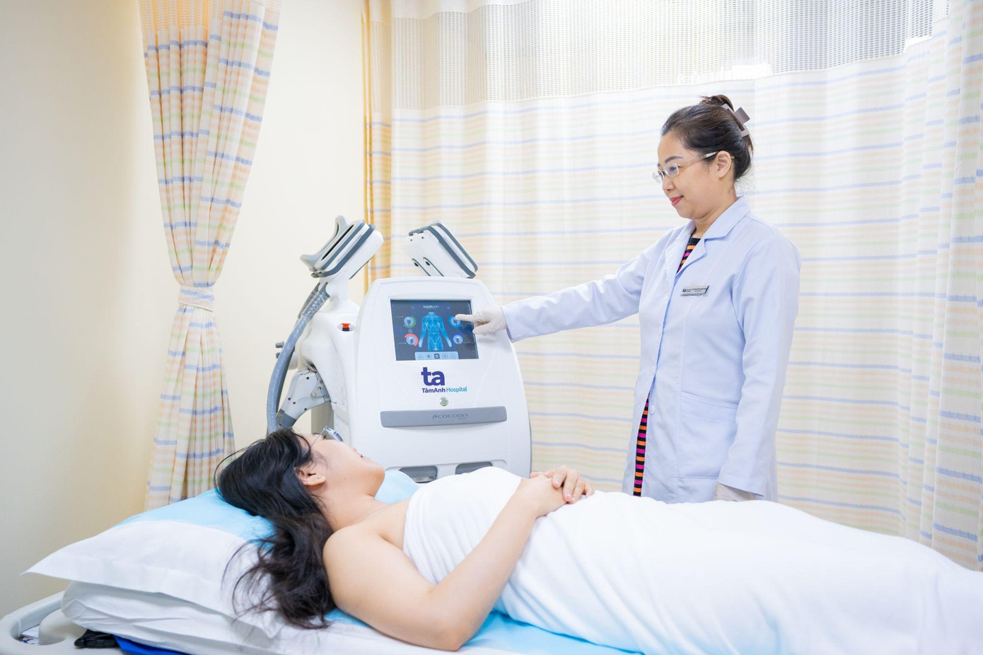 Khách hàng giảm mỡ xấu ở bụng, đùi, hông, bắp tay, chân bằng công nghệ cao tại Trung tâm Giảm cân Tâm Anh. Ảnh: BVĐK Tâm Anh