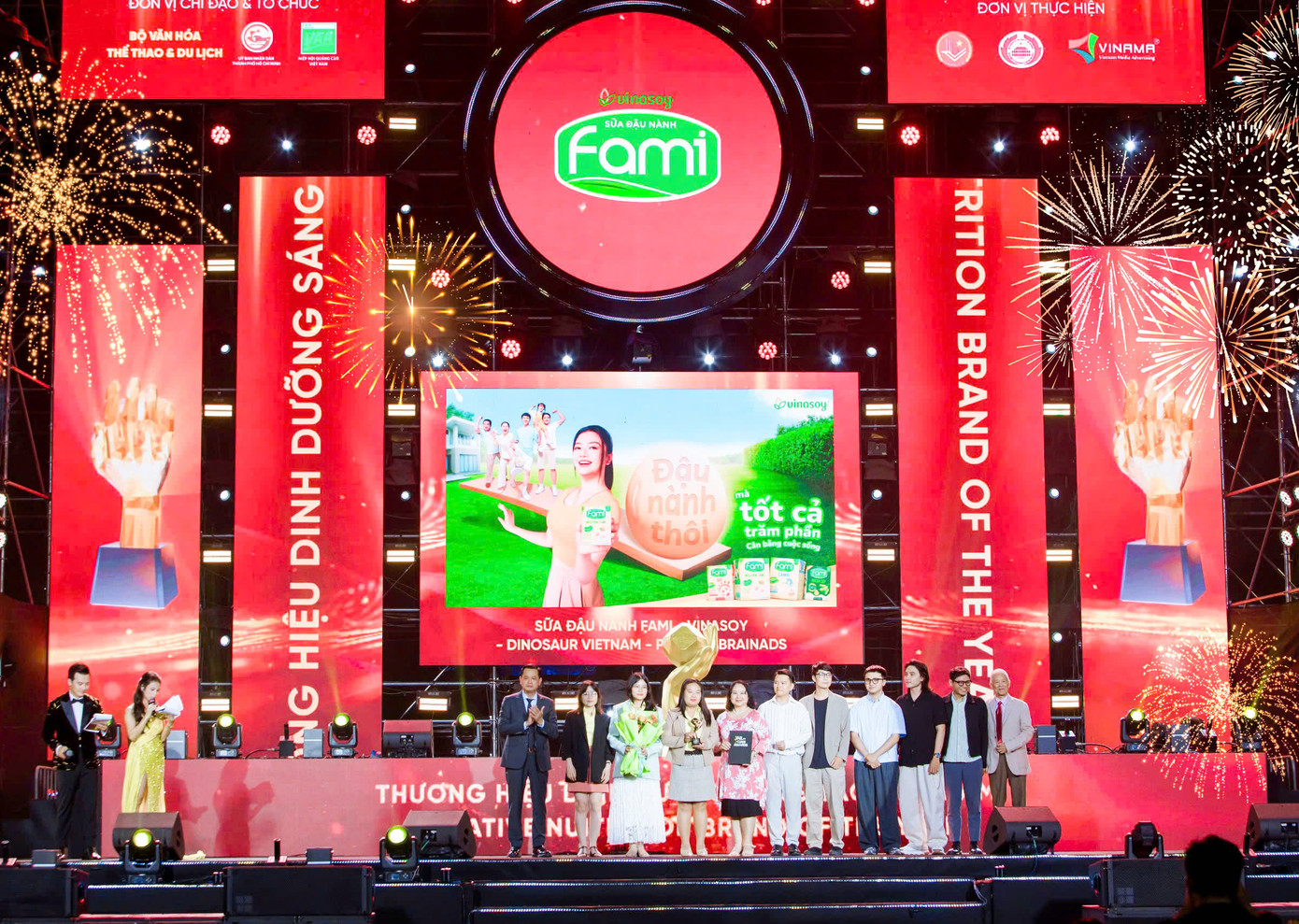 Đại diện nhãn hàng Fami tại Lễ trao giải Vạn Xuân Awards 2024.