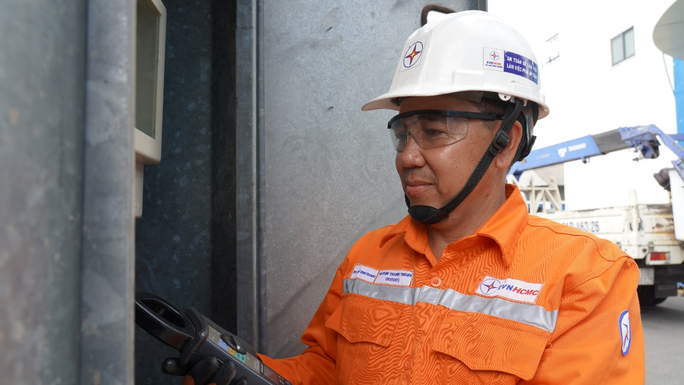 Anh Huỳnh Thanh Thuận đang kiểm tra dòng điện