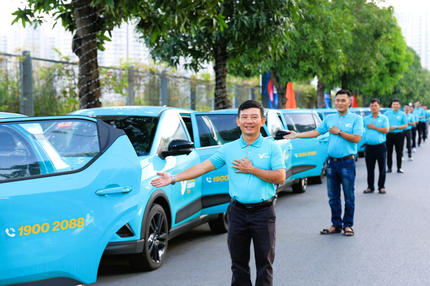 Hơn 500 xe và tài xế Xanh SM tập kết ở Grand Park, sẵn sàng đưa đón phục vụ, mang đến chuyến đi thoải mái cho khách hàng trước và sau Đại nhạc hội 8Wonder. Hơn 500 xe và tài xế Xanh SM tập kết ở Grand Park, sẵn sàng đưa đón phục vụ, mang đến chuyến đi thoải mái cho khách hàng trước và sau Đại nhạc hội 8Wonder.