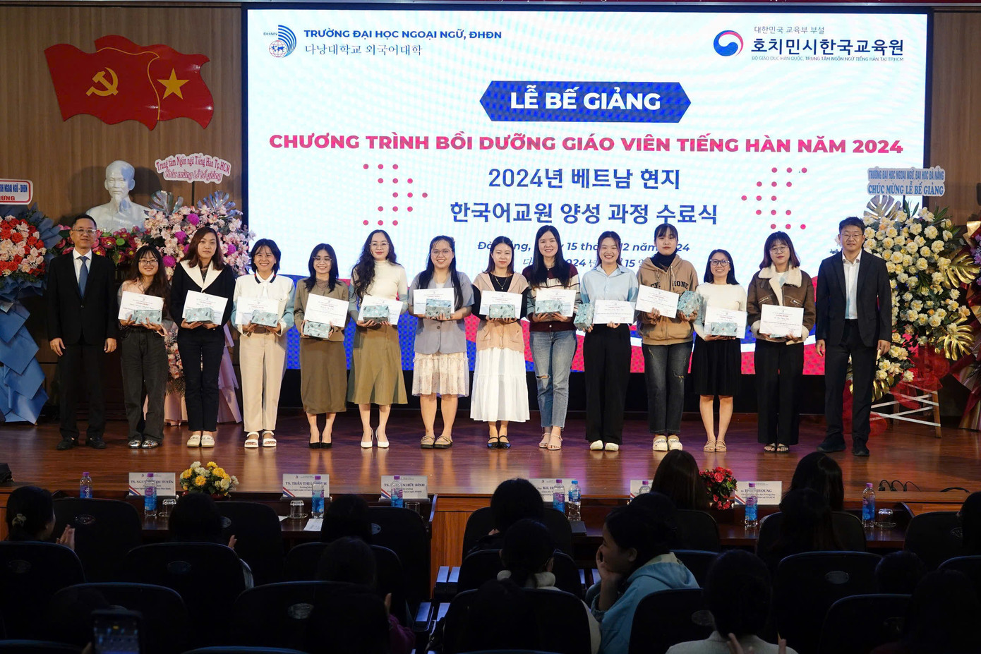Các học viên nhận Giấy chứng nhận sau khi hoàn thành chương trình bồi dưỡng. Các học viên nhận Giấy chứng nhận sau khi hoàn thành chương trình bồi dưỡng.