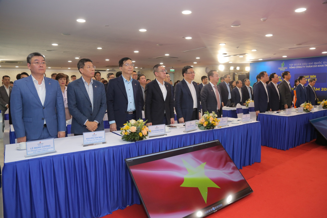 Các đại biểu thực hiện nghi lễ chào cờ.