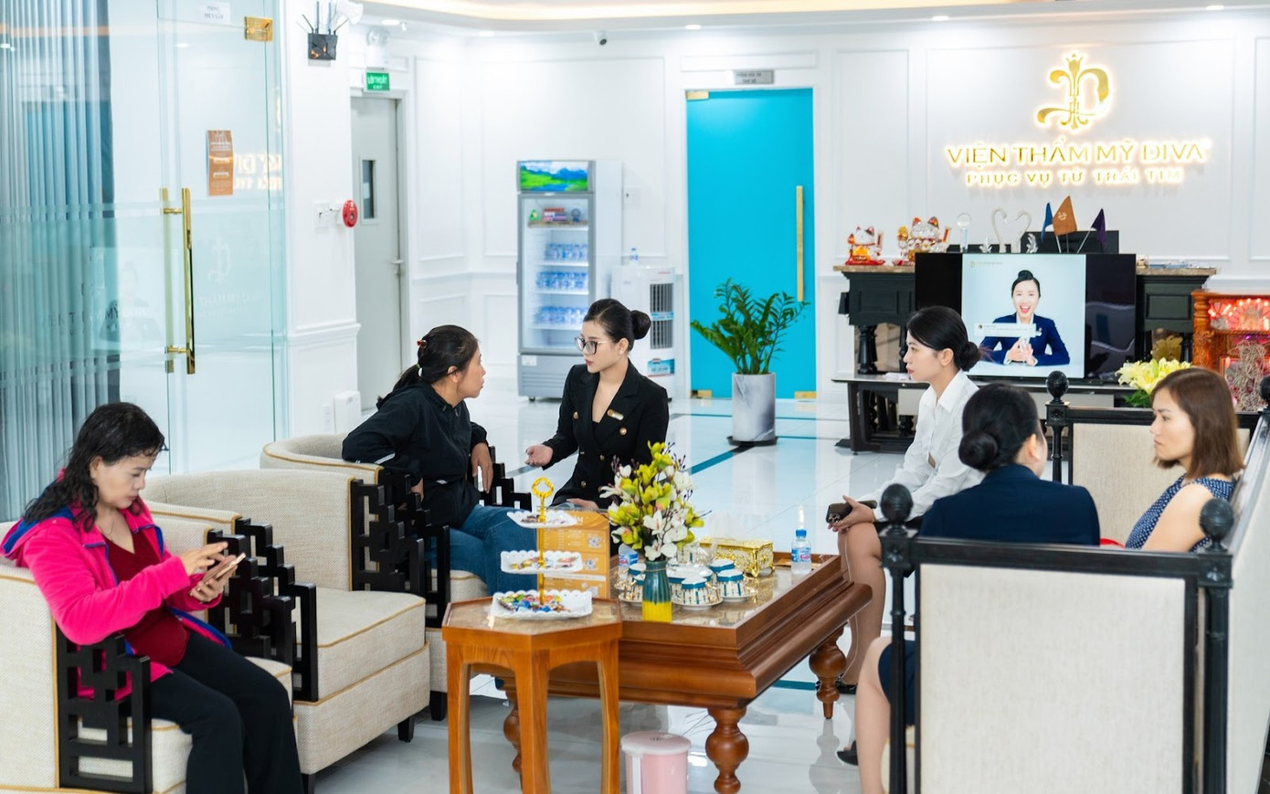 Ngành làm đẹp đang cho thấy những tín hiệu khả quan, khi nhu cầu tân trang nhan sắc tăng mạnh dịp cuối năm này. Ngành làm đẹp đang cho thấy những tín hiệu khả quan, khi nhu cầu tân trang nhan sắc tăng mạnh dịp cuối năm này.