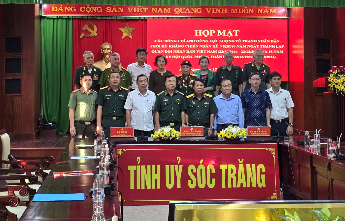 Các đồng chí Anh hùng lực lượng vũ trang nhân dân chụp ảnh lưu niệm với lãnh đạo Tỉnh uỷ Sóc Trăng