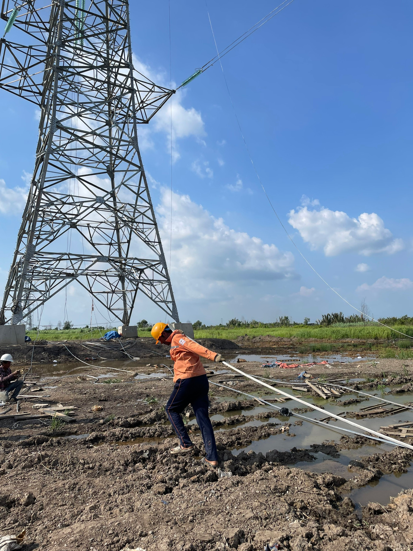 Công nhân thi công kéo dây đường điện truyền tải giải toả công suất Nhà máy nhiệt điện Nhơn Trạch 3 và 4