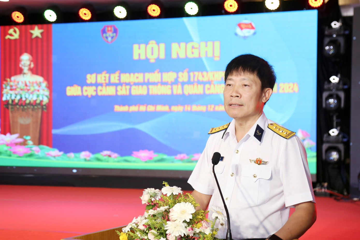 Đại tá Bùi Sĩ Tuấn phát biểu tại hội nghị