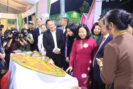 Lãnh đạo Thành ủy Hà Nội, Bộ Nông nghiệp và Phát triển nông thôn tham quan các gian hàng tại Festival "Sản phẩm nông nghiệp và làng nghề Hà Nội 2024