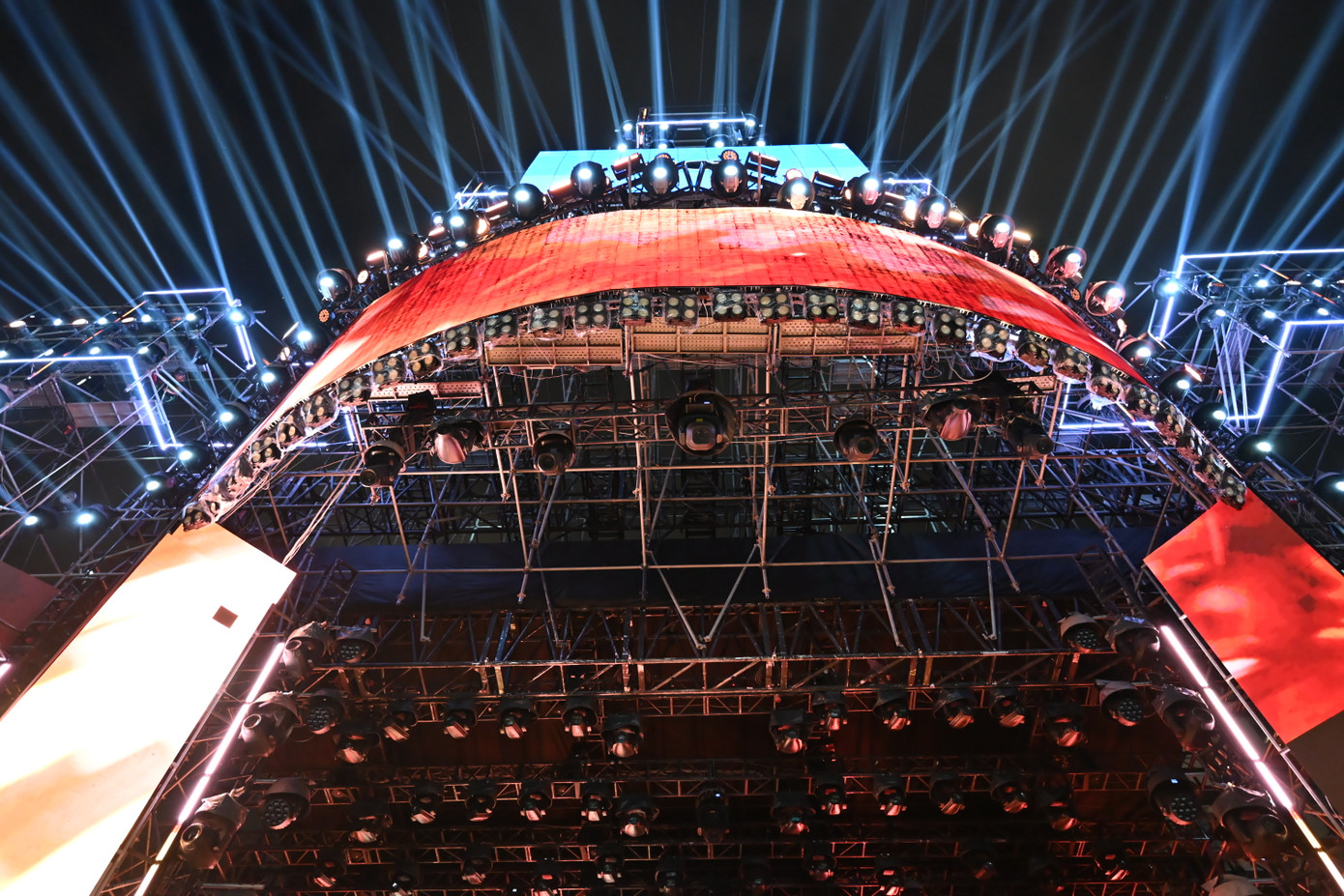 Sân khấu được trang bị lên đến 700m2 màn hình LED có độ sắc nét cao, hứa hẹn đưa khán giả đắm chìm vào không gian huyền ảo của từng tiết mục. Điểm nhấn nổi bật của sân khấu là cụm LED vòm cong panorama mang đến hiệu ứng immersive (hình ảnh đắm chìm) và chiều sâu thị giác ảo diệu cho không gian trình diễn.