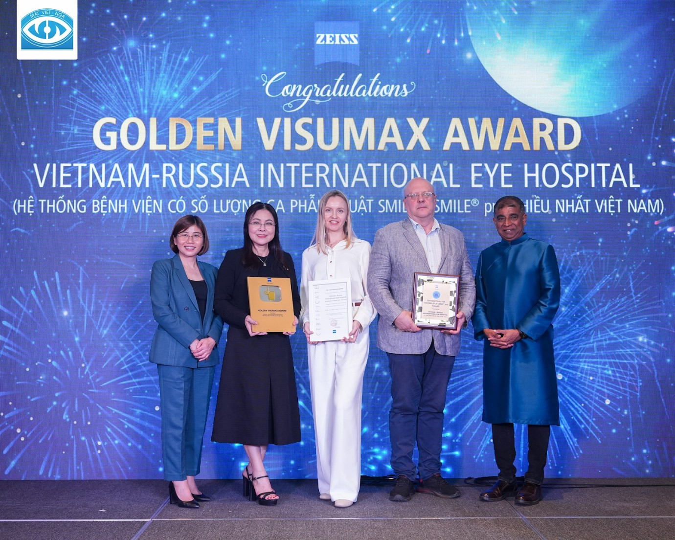 Giám Đốc Chuyên Môn - Bác sĩ Bùi Thị Thu Hương nhận Kỷ niệm chương Vinh danh “Đơn vị Phẫu thuật Smile - Smile Pro nhiều nhất Việt Nam” từ ông Ven Raman - Tổng giám đốc Carl Zeiss Đông Nam Á và bà Vũ Thị Thi Hiền - Tổng giám đốc Carl Zeiss Việt Nam