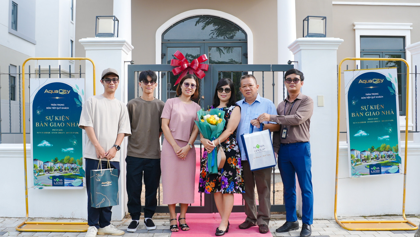 Gia đình anh Phan Sào Nam nhận bàn giao biệt thự tại Aqua City
