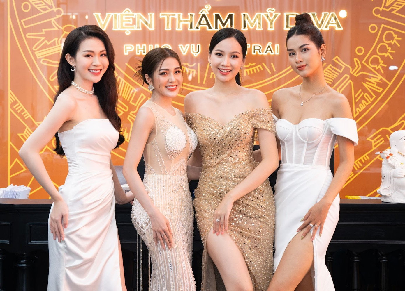 Từ trái sang phải: Minh Anh (Top 10 Hoa hậu Hoàn vũ Việt Nam 2023), diễn viên Ny Saki, Phương Quỳnh (Top 5 Hoa hậu Việt Nam 2020) và Tường Vy (Á hậu Bản sắc Du lịch Việt Nam 2024) là những khách hàng quen thuộc của Viện thẩm mỹ DIVA.