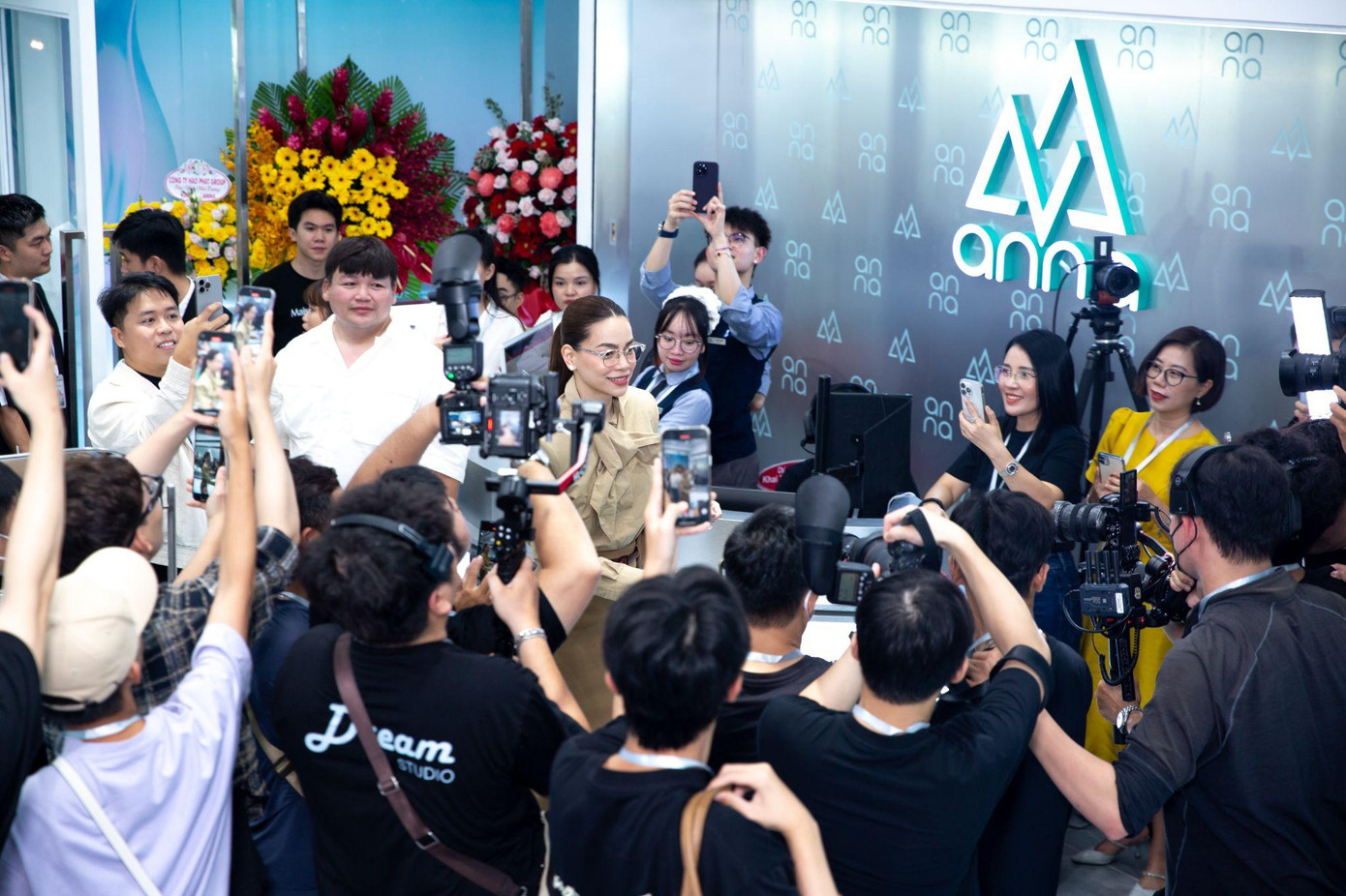 Hồ Ngọc Hà đã gây “sốt” tại khai trương Flagship Store Kính mắt Anna tháng 9 vừa rồi.