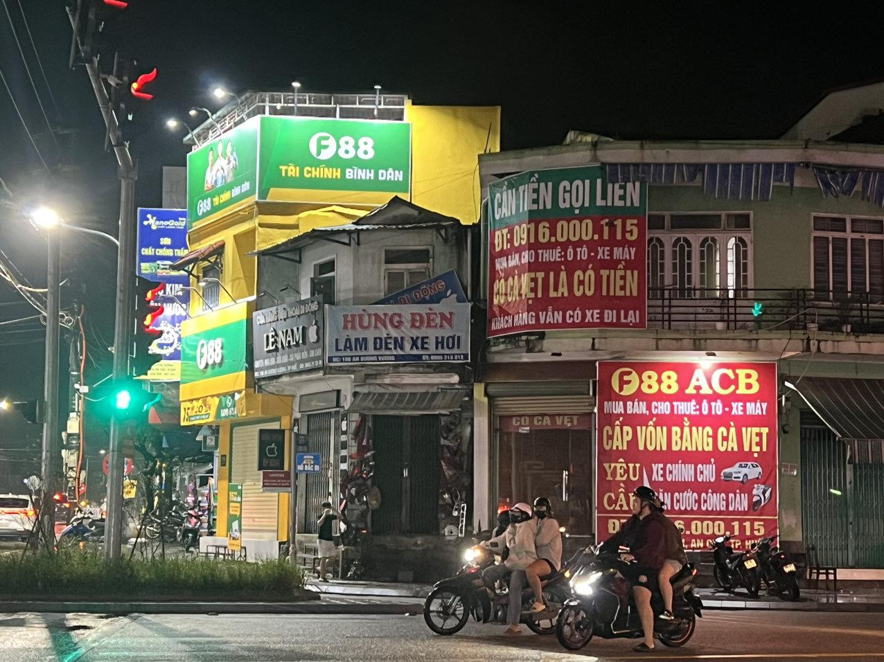 Rất nhiều các cửa hàng cầm đồ cung cấp dịch vụ vay bằng đăng ký/cà vẹt xe gắn máy, thậm chí nhái theo các thương hiệu lớn