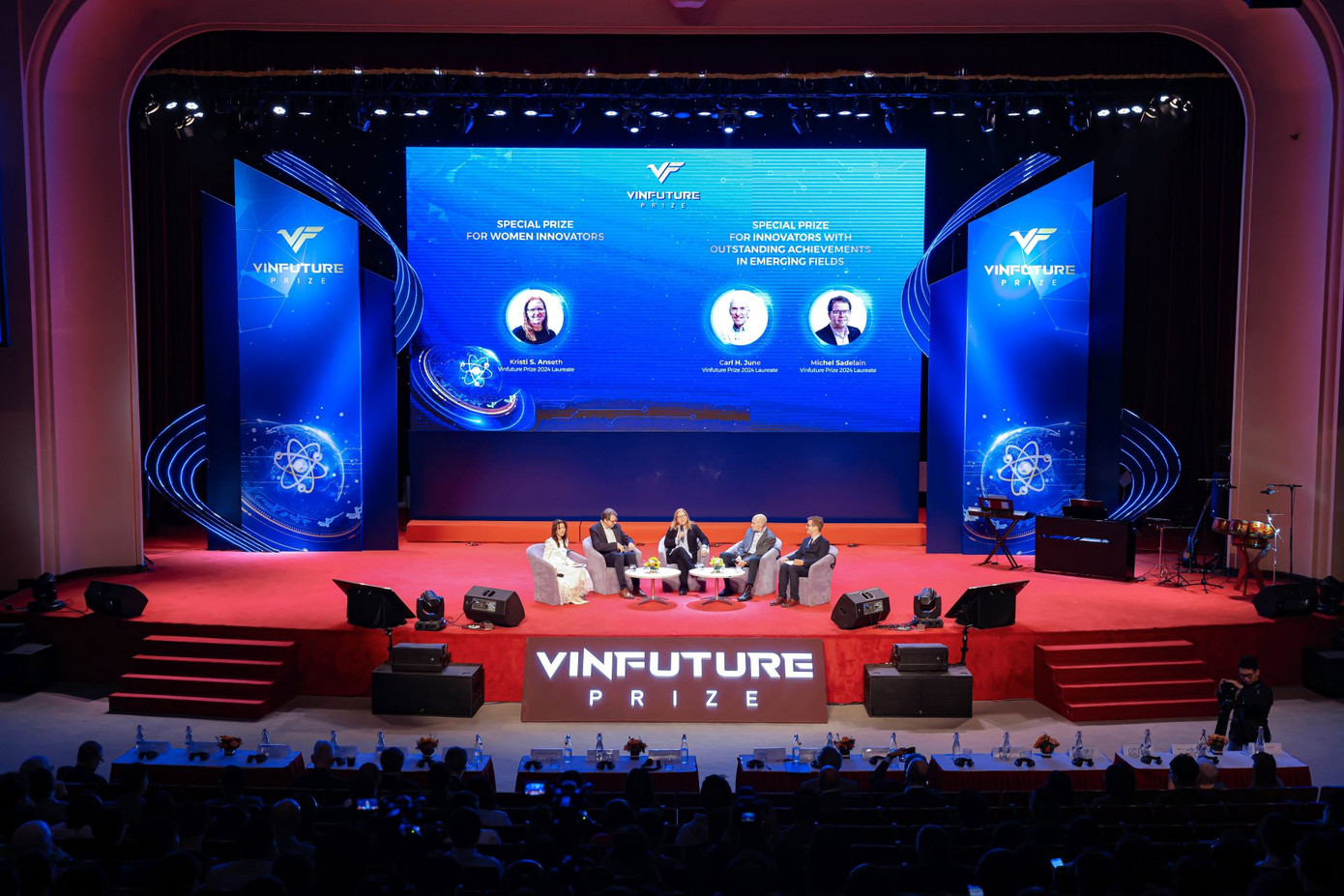 VinFuture mang tới cơ hội giao lưu, học hỏi giữa các nhà nghiên cứu trẻ Việt Nam với các nhà khoa học nổi tiếng thế giới VinFuture mang tới cơ hội giao lưu, học hỏi giữa các nhà nghiên cứu trẻ Việt Nam với các nhà khoa học nổi tiếng thế giới