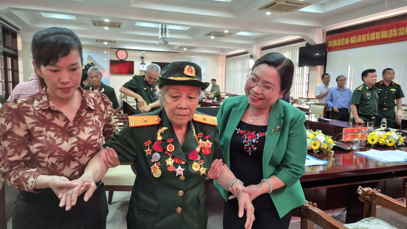 Các đồng chí Anh hùng lực lượng vũ trang nhân dân đến dự buổi họp mặt.