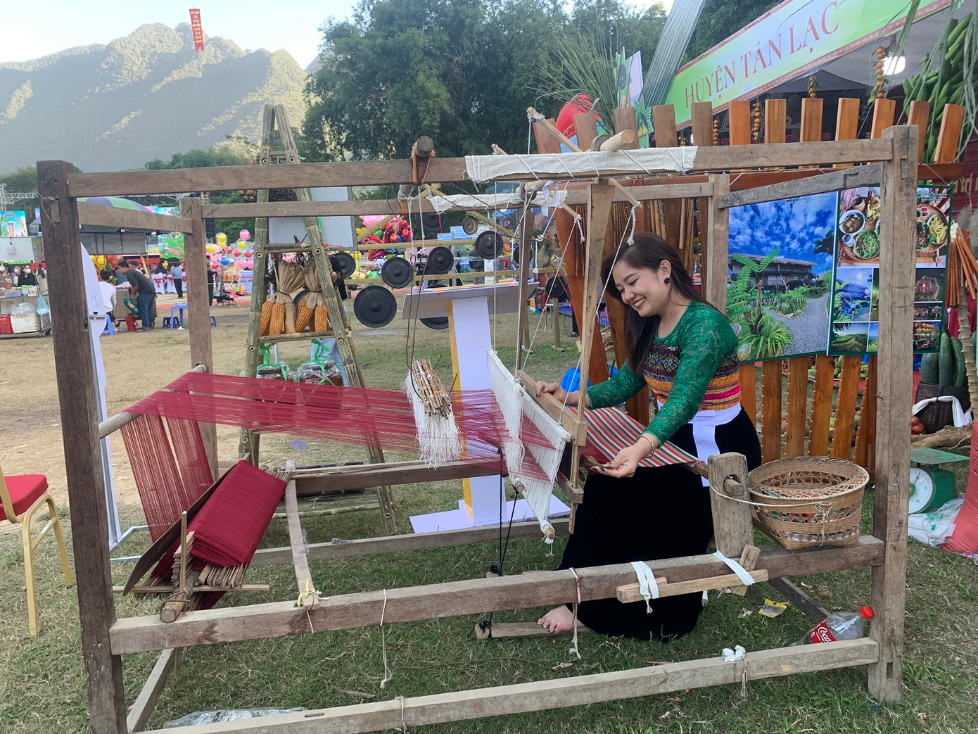 Các gian hàng giới thiệu sản phẩm văn hóa – du lịch, góp phần bảo tồn, gìn giữ, phát huy bản sắc văn hóa dân tộc. (Ảnh: Cổng TTĐT tỉnh Hòa Bình)