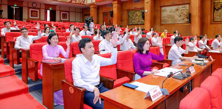 Đại biểu HĐND tỉnh biểu quyết thông qua các nghị quyết