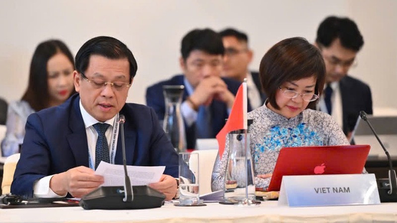 Thứ trưởng Lao động, Thương binh và Xã hội Nguyễn Bá Hoan (trái) phát biểu tại Hội nghị ALMM-28