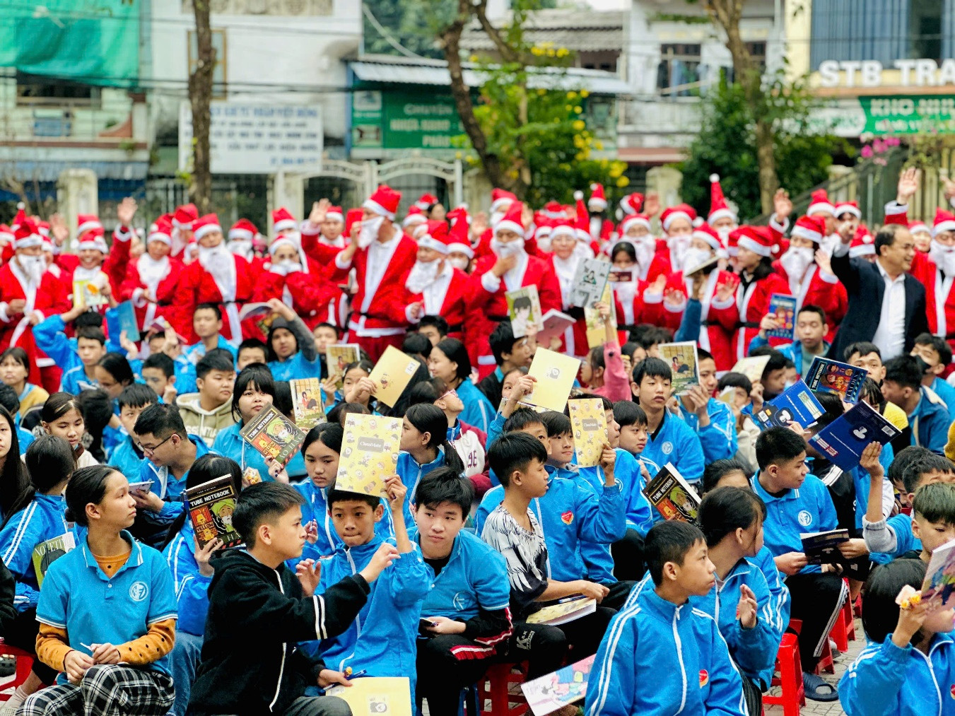 Niềm vui của các em nhỏ khi được nhận quà từ Ông già Noel