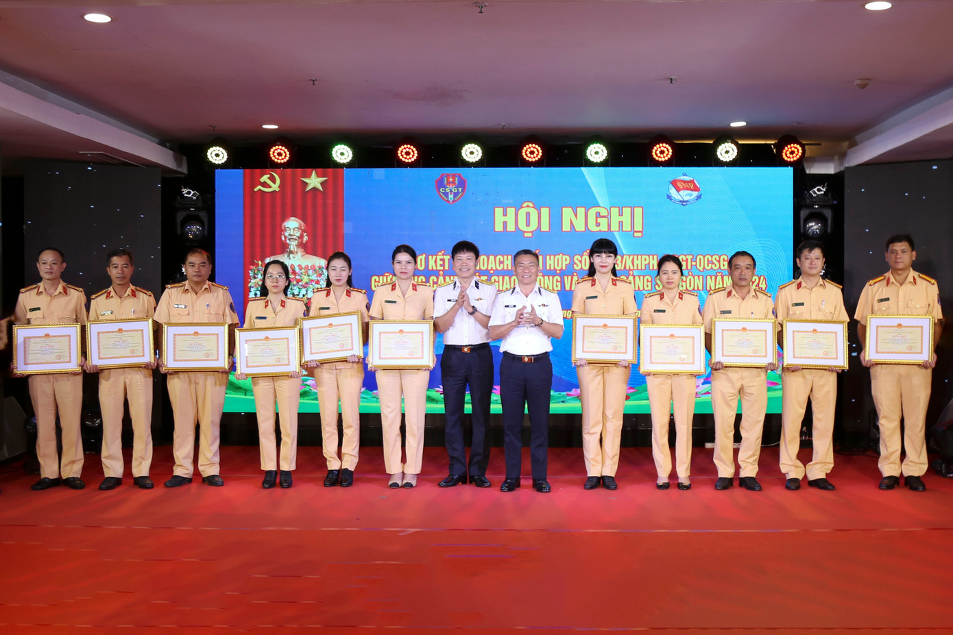 Lãnh đạo Tổng công ty Tân cảng Sài Gòn trao thưởng cho các cá nhân của Cục CSGT