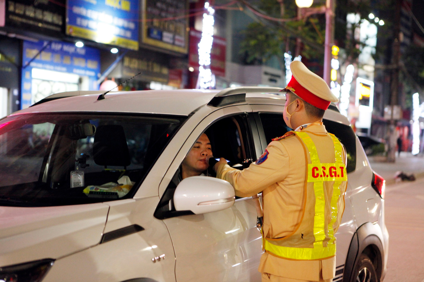 Công an tỉnh Bắc Giang tăng cường kiểm tra nồng độ cồn.