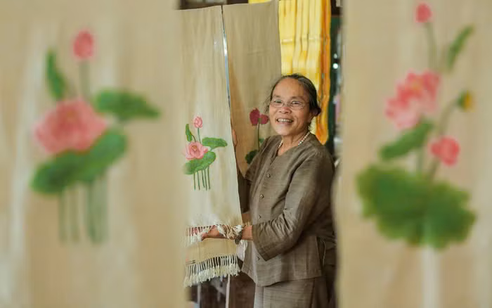 Từ một thứ bỏ đi, bà Thuận đã đưa cuống sen về xử lý, dệt thành lụa và tạo ra thành phẩm với giá từ vài triệu đồng đến hàng chục triệu đồng/sản phẩm Từ một thứ bỏ đi, bà Thuận đã đưa cuống sen về xử lý, dệt thành lụa và tạo ra thành phẩm với giá từ vài triệu đồng đến hàng chục triệu đồng/sản phẩm