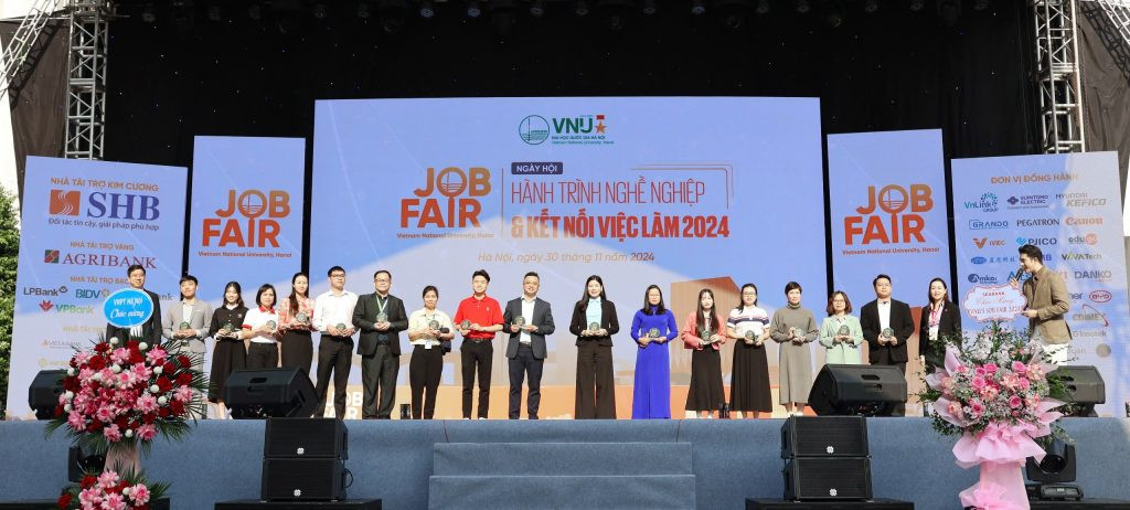 Đại diện PJICO nhận kỷ niệm chương tại chương trình VNU Job Fair 2024. Đại diện PJICO nhận kỷ niệm chương tại chương trình VNU Job Fair 2024.